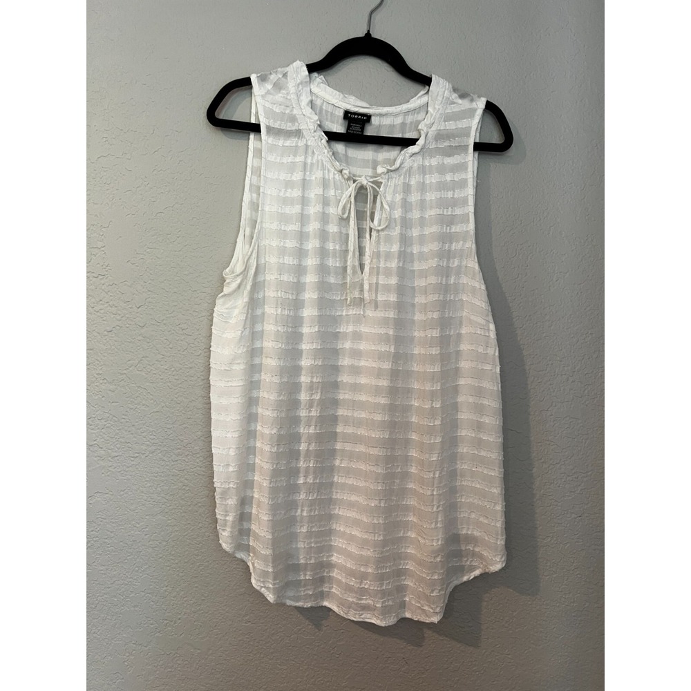 Torrid Womens‎ White Textured Stripe Sleeveless Ruffle Tie Neck Blouse Size 1